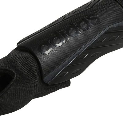 Mbrojtëse këmbe futbolli adidas Tiro SG Match HN5607, me rrip, me mbrojtës kyçi, e zezë