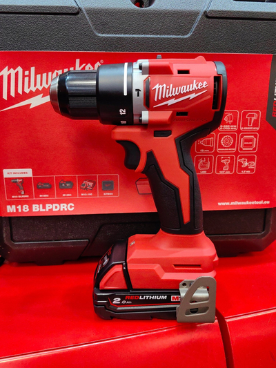 Trapano goditës Milwaukee M18 BLPDRC 422C, 18V, set me 2 bateri, i kuq