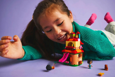 Set ndërtimi Lego Disney 43261 Encanto Mini House, 2 mini kukulla, shumëngjyrëshe