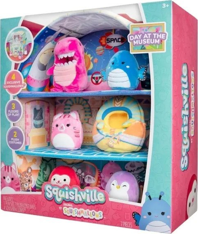 Set lodrash Squishmallows Squishville “Nji ditë n’muze”, 4 mini pelusha, 3 kate loje, shumëngjyrësh