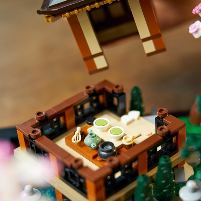 Set LEGO Icons Tranquil Garden, model dekorativ japonez, për të rritur