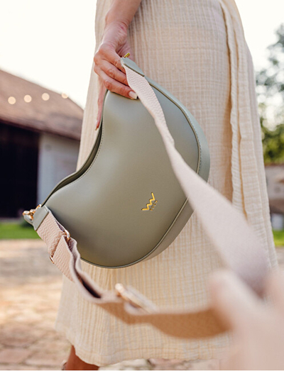 Çantë për femra Vuch Carys Dusty Green Banana Bag, e gjelbër