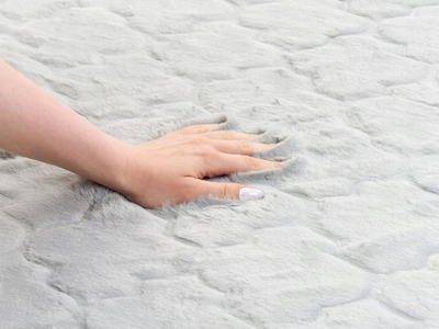 Tapet Beliani GHARO Faux Fur, 160x230 cm, gri e hapur