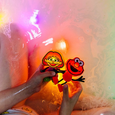 Lodër ujore ndriçuese Glo Pals Julia Sesame Street, me kube drite, për fëmijë 3+