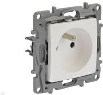Prizë Legrand Single 764527, 16A 250V, me tokëzim, e bardhë