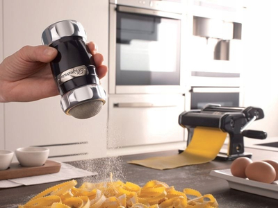 Dispenser për miell edhe erëza Marcato Design Line, sitë inoksi, i zi argjendtë