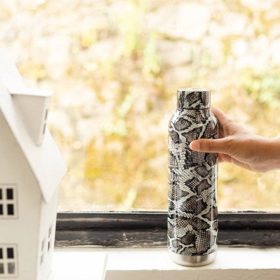 Shishe uji Quokka Snake, çelik inoks, 630 ml, gri me print gjarpri