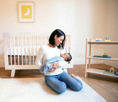 Mbështjellëse për bebe Ergobaby Swaddler Stellar, pozicion i shëndetshëm i ijeve, motiv yje dhe hënëza, blu