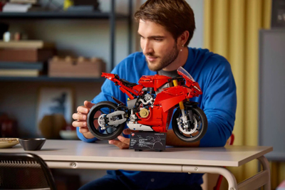 Lodër motoçiklete Ducati Panigale V4 S, model dekorativ, e kuqe