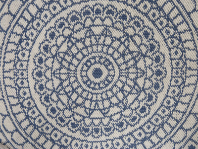 Tepih rrethor YALAK, i dyanshëm, diametër 140 cm, me lule dekorative blu