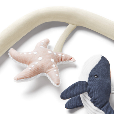 Hark lodrash për beba Ergobaby Evolve Ocean Wonders, kompatibil me ulësen lëkundëse Evolve, me figura detare, ngjyrë krem