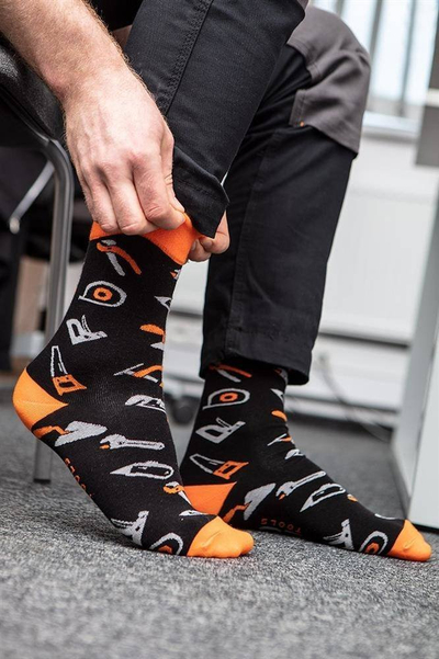 Çorape NEO TOOLS Neo Colorful, pambuk elastik, madhësia 39-42, të zeza me portokalli