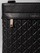Çantë krahu Calvin Klein Jeans Emblem Emboss Flatpach, eco leather, rrip i rregullueshëm, e zezë