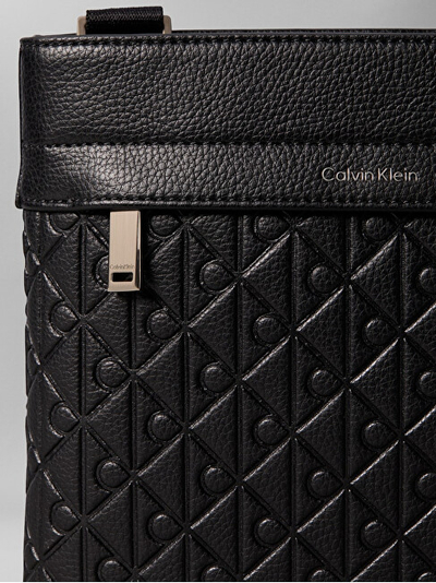 Çantë krahu Calvin Klein Jeans Emblem Emboss Flatpach, eco leather, rrip i rregullueshëm, e zezë