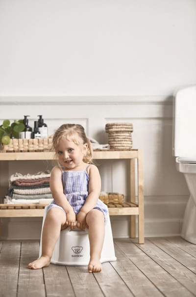 Qyp tualeti BabyBjörn Potty Chair, pjesë e brendshme e heqshme, mbështetëse e lartë, i bardhë gri
