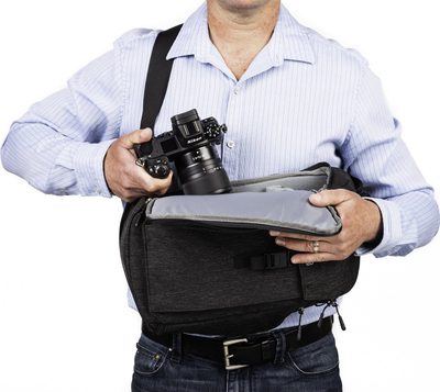 Çantë fotografike Think Tank Photo Urban Access Sling 8, për kamera pa pasqyrë DSLR, me mbajtëse tripodi, gri