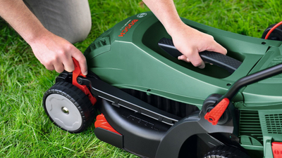 Електрична машина за косење трева Bosch UniversalRotak 37-570, 1400W, ширина на сечење 37cm, зелена