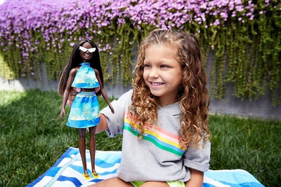 Kukull Barbie Loves the Ocean, fustan veror, plastikë e ricikluar, blu