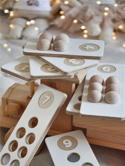 Lodër mësimore Milin Digits With Balls, dru, për mësu numrat, ngjyrë natyrale