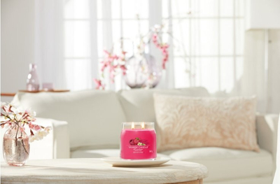 Ароматична свеќа Yankee Candle Signature Medium Jar Red Raspberry, 368g, црвена