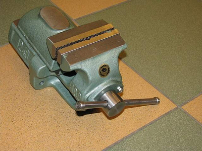 Vise fikse për punim metali Bison Bial 1240, hapje nofullash 150 mm, gize, gri