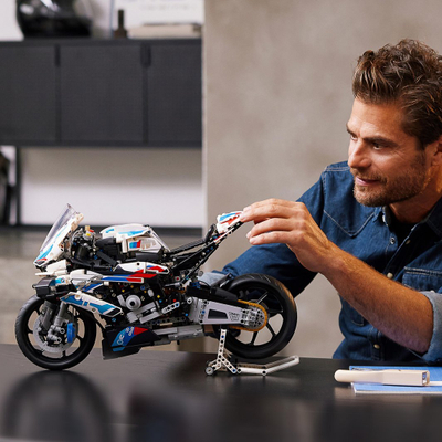 Set LEGO Technic BMW M 1000 RR 42130, model motor 1:5 për me e venë në vitrinë, shumëngjyrësh