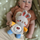 Lodër pelushi interaktive WOOPIE BABY Bunny, me dritë edhe tinguj ninulle, gri me blu