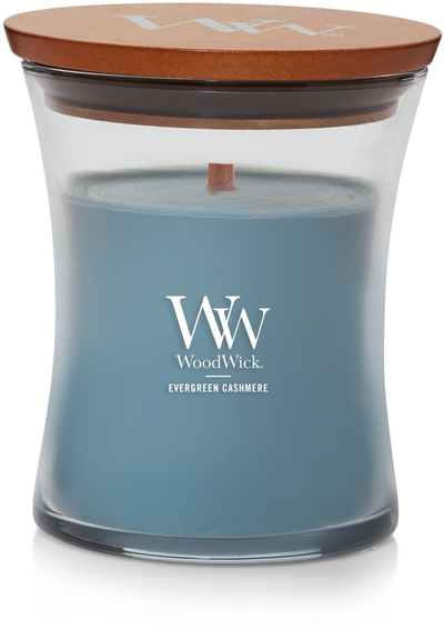 Свеќа WoodWick Evergreen Cashmere Medium Hourglass, мирис Fresh and Clean, светло зелена