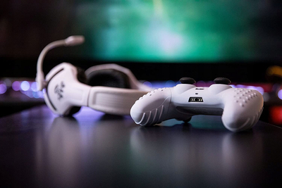 Set aksesorësh gaming Konix Mythics PS 400 për PS5, kas me mikrofon, bardh e zi