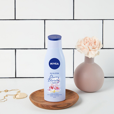 Hidratues trupi me qumësht Cherry Blossom Nivea 200 ml