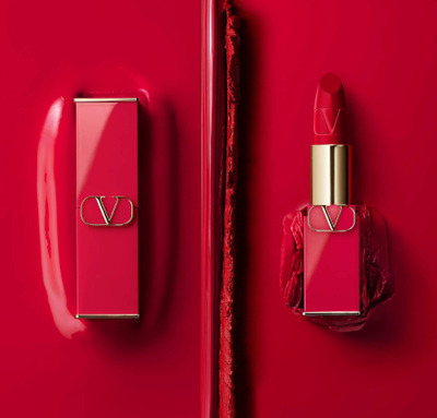 Ruzh buzësh Valentino Rosso Satin, përfundim satin, i rimbushshëm, i kuq