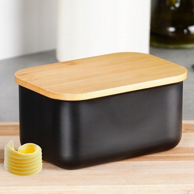 Enë gjalpi Vilde Butter Dish Steel, çelik karboni, kapak bambuje, e zezë