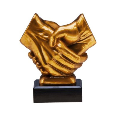 Trofe Tryumf RFST2089, motiv shtrëngim duarsh, 17 cm, ngjyrë ari
