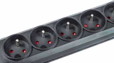 Prizë zgjatuese Montis me mbrojtje nga goditjet e tensionit, 5 dalje, kabllo 1.5m, e zezë