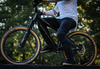 Biçikletë malore Romet Rambler Dirt 24", 21 marshe Shimano, frena me disk, e zezë
