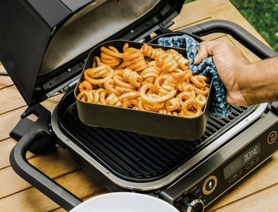 Koshi për skarë Ninja XSKCRISPBTEUK Woodfire BBQ Combo Crisper, jo-ngjitës, për patate dhe garnitura, i zi