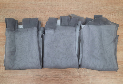 Perde zbukuruese DOUCEUR D'INTERIEUR 2 NET Pompon, voile dyngjyrëshe, 60 x 90 cm, e bardhë gri