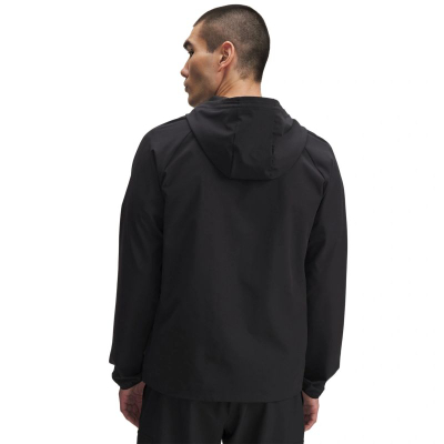 Xhaketë sportive Under Armour Vibe Woven për burra, me kapuç, që s’e merr kollaj uji, e zezë