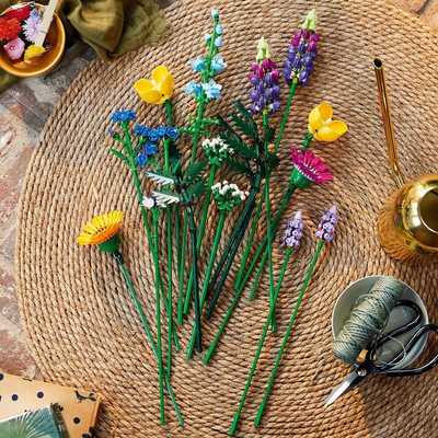 Букетот LEGO® Icons 10313 Meadow Flower Bouquet, цвеќе од ливада