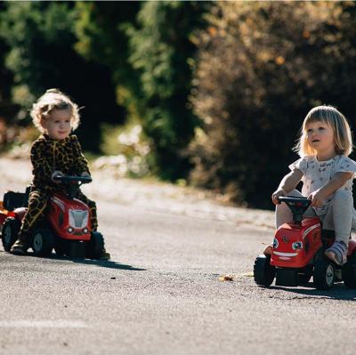 Traktor lodër McCormick Ride-on, me rimorkio, lopatë edhe hark, i kuq