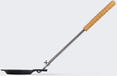 Тигањ од лиено железо Petromax Campfire Skillet, за логорски оган, со телескопска рачка