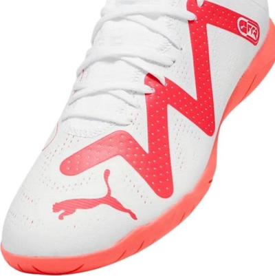 Atlete futbolli për në sallë PUMA FUTURE PLAY IT, për burra, me taban që s’rrëshqet, të bardha me rozë