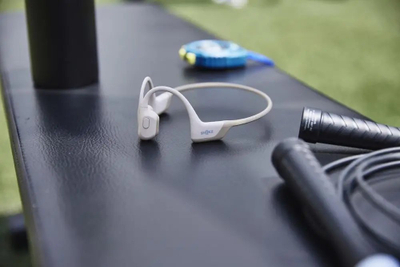 Kufje sportive Shokz OpenRun Pro Mini, me përçim nëpër kockë, Bluetooth, bezhë