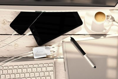 Karikues rrjeti MediaRange MRMA112, 25W, me 2 porta USB A dhe USB C, i bardhë