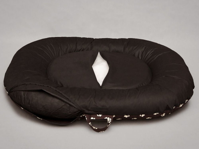 Shtrat për qen Hobbydog Pontoon Bed Prestige, madhësia L, kafe me shenja putrash