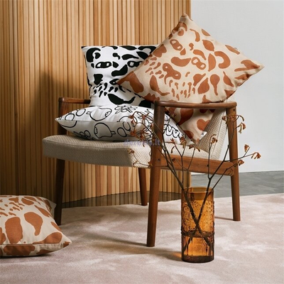 Jastëk zbukurues Iittala Cheetah, 47x47cm, liri me pambuk, bardh e zi