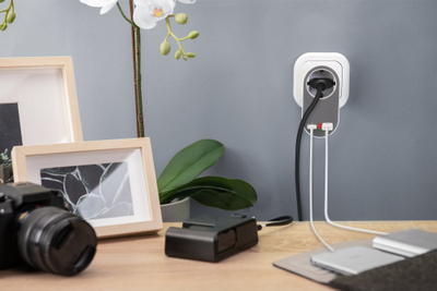 Adapter prizë universal Digitus, 1x prizë me tokëzim, 2x USB A, i bardhë