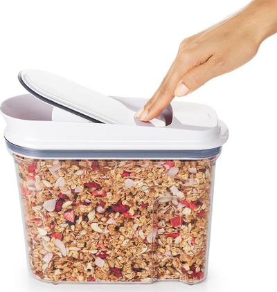 Kontejner drithërash OXO Pop, 2.3L, kapak hermetik, transparent me të bardhë