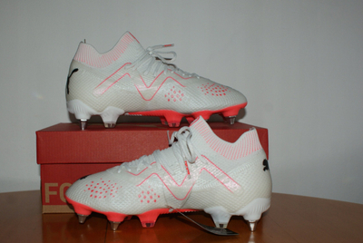 Këpucë futbolli Puma FUTURE ULTIMATE MxSG, me vida metalike, për burra, të bardha
