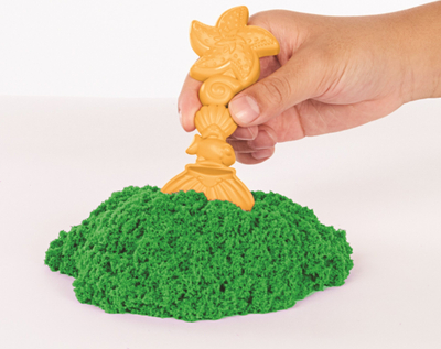 Set rërë kinetike Spin Master Kinetic Sand Sandbox, tabaka lojnash, ngjyrë e gjelbër